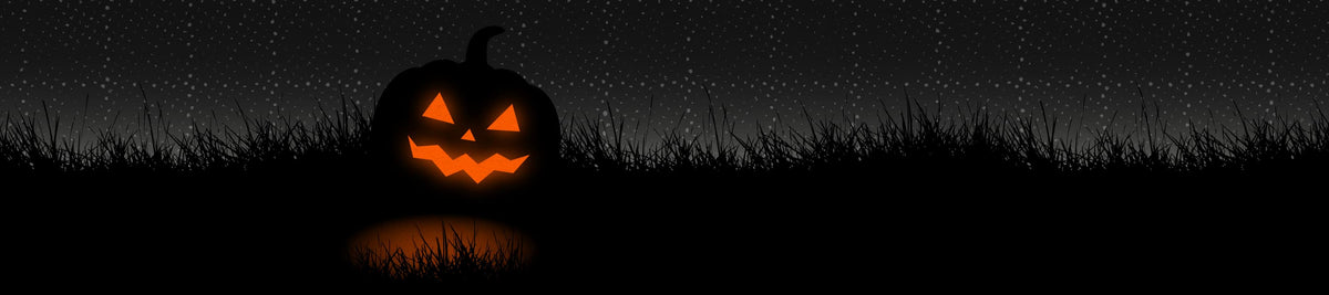 Leuchtender Halloween-Kürbis mit grinsendem Gesicht in einer dunklen, nächtlichen Landschaft mit Sternenhimmel und hohem Gras – stimmungsvolle Halloween-Szene für Herbstkampagne