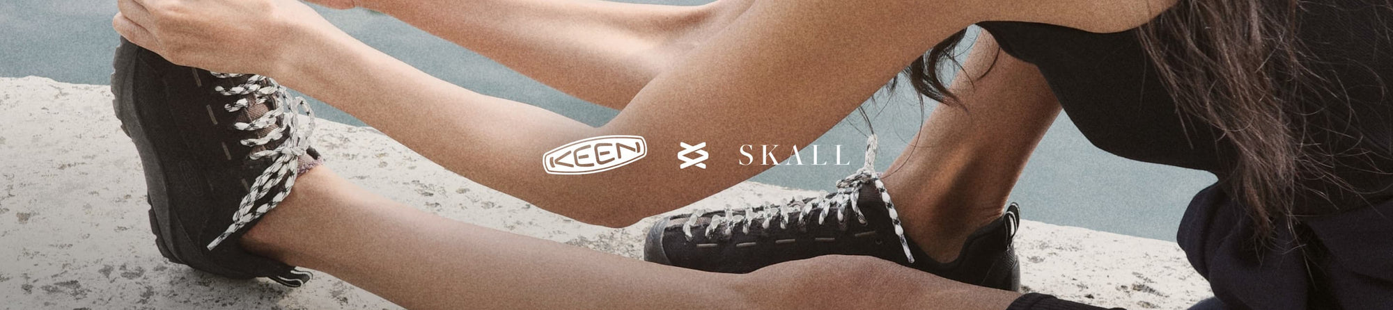 KEEN x SKALL Designer-Sneaker schwarz mit weißen Schnürsenkeln, entspannte Pool-Session im Sommer