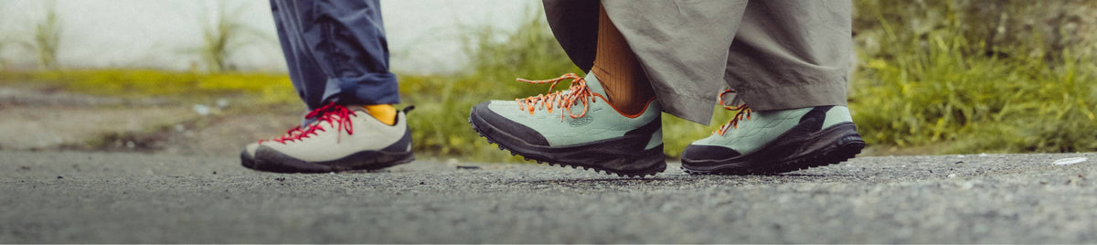 KEEN Wanderschuhe in Mint und Grau beim Spaziergang - leichte Outdoor-Sneaker für Alltag und Freizeit