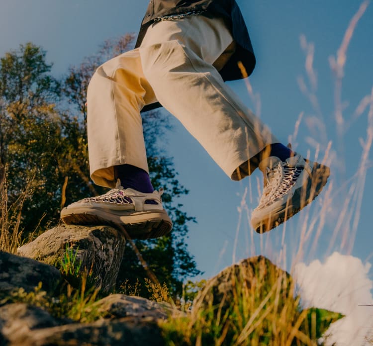 KEEN Walking Sandale beim Wandern auf Felsen in der Natur