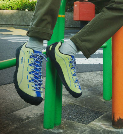 Herren-Casual-Sneaker von KEEN in Beige und Blau, urbaner Alltagsschuh.