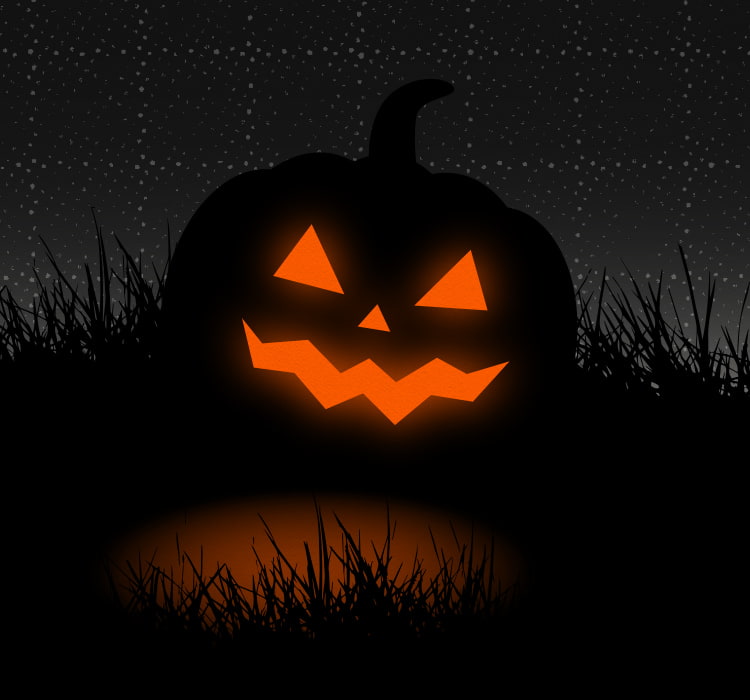 Leuchtender Halloween-Kürbis mit grinsendem Gesicht in einer dunklen, nächtlichen Landschaft mit Sternenhimmel und hohem Gras – stimmungsvolle Halloween-Szene für Herbstkampagne