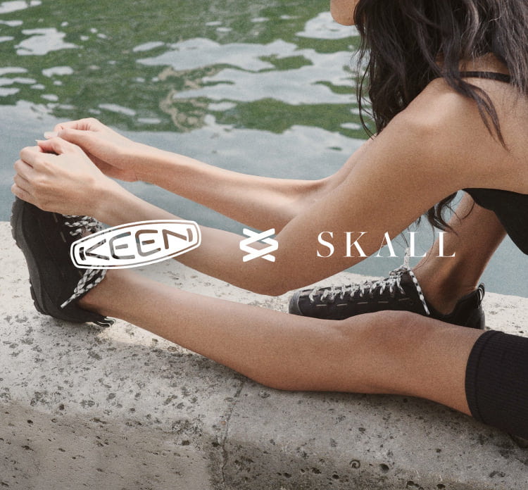 KEEN x SKALL schwarze Lifestyle-Sneaker am türkisfarbenen Schwimmbecken, urbaner Sommer-Look