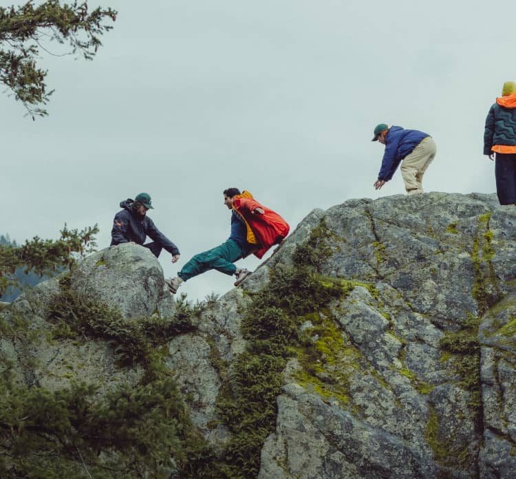 Klettergruppe mit KEEN Outdoor-Schuhen beim Bouldern - rutschfeste Wanderschuhe für alpine Abenteuer