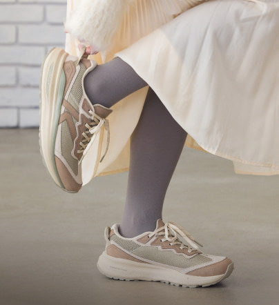 eige KEEN Walking-Sneaker zu hellem Kleid, leichter Komfortschuh für den Alltag.