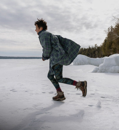 Person läuft über gefrorenen See und trägt robuste KEEN Winterstiefel.