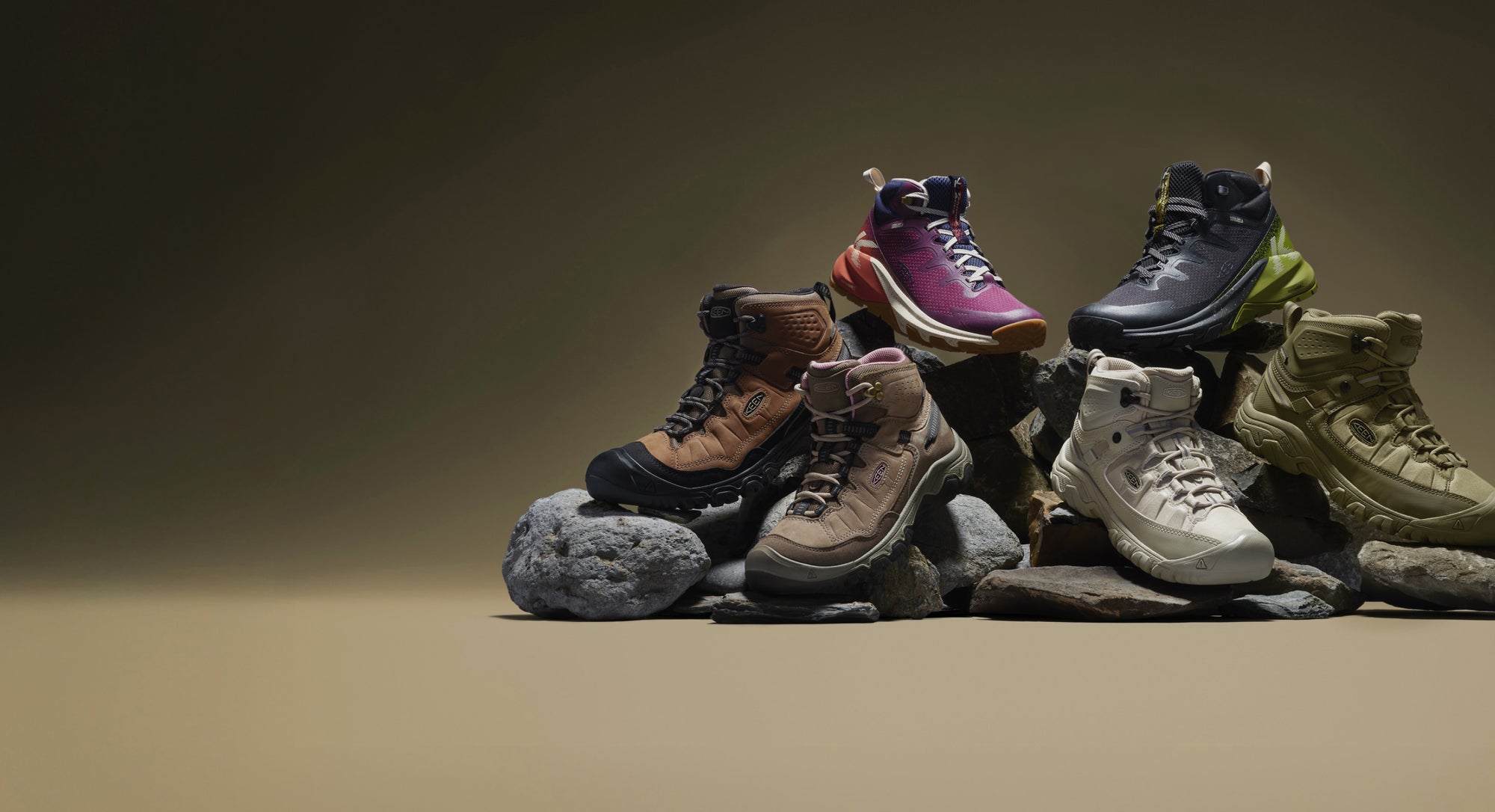 KEEN Targhee Wander- und Outdoorschuhe in verschiedenen Farben auf Felsen arrangiert, für jedes Gelände geeignet.