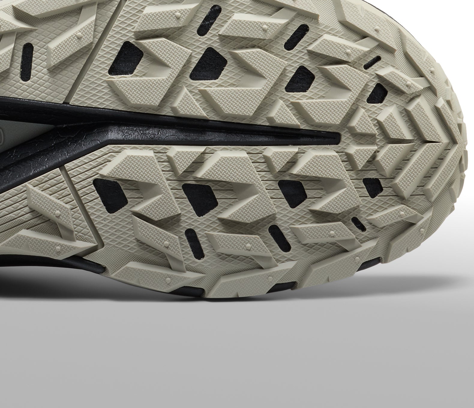 Profilansicht der griffigen Laufsohle des KEEN Targhee Apex mit markantem Stollenprofil für sicheren Halt auf Trails.