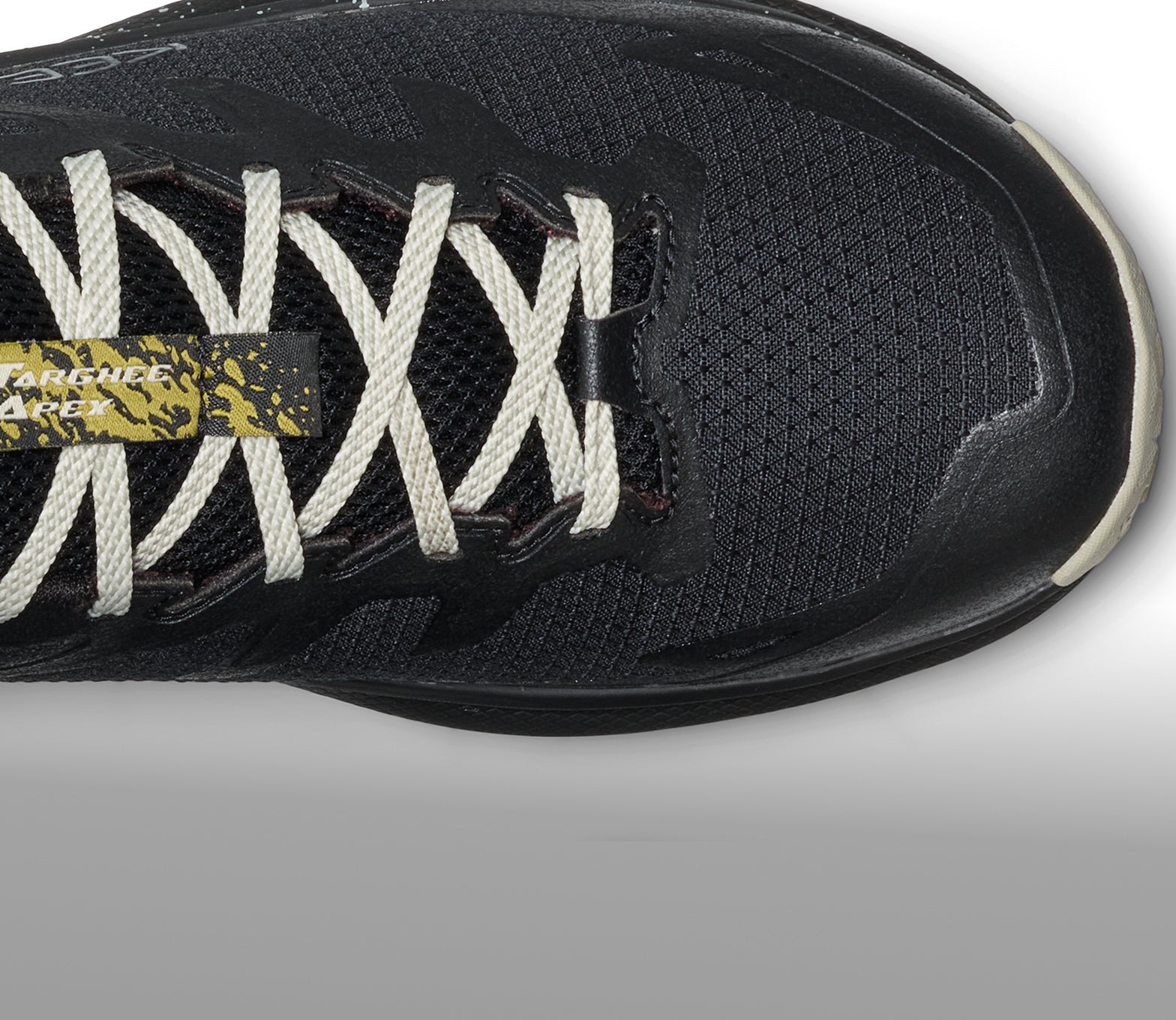 Detailansicht der Zehenbox des KEEN Targhee Apex in Schwarz mit robustem Mesh, Schnürung und verstärktem Zehenschutz.