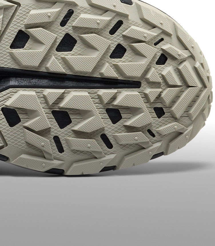 Profilansicht der griffigen Laufsohle des KEEN Targhee Apex mit markantem Stollenprofil für sicheren Halt auf Trails.