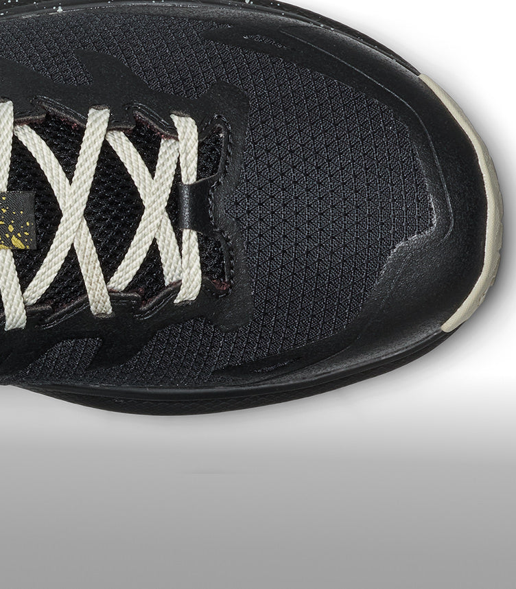 Detailansicht der Zehenbox des KEEN Targhee Apex in Schwarz mit robustem Mesh, Schnürung und verstärktem Zehenschutz.