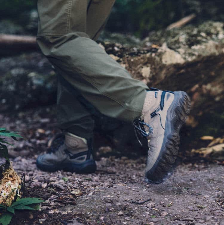 Nahaufnahme von Füßen auf Waldpfad, getragen werden wasserdichte KEEN Targhee IV Mid Wanderschuhe.
