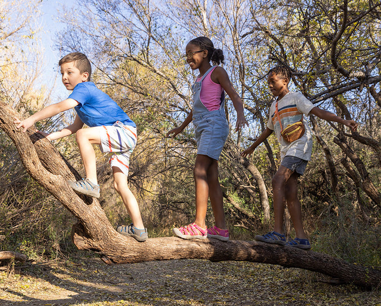 Spielende Kinder in Newport Sandalen